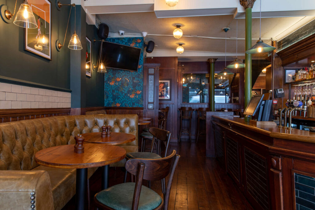 pub-on-goodge-street-fitzrovia-showing-live-sport